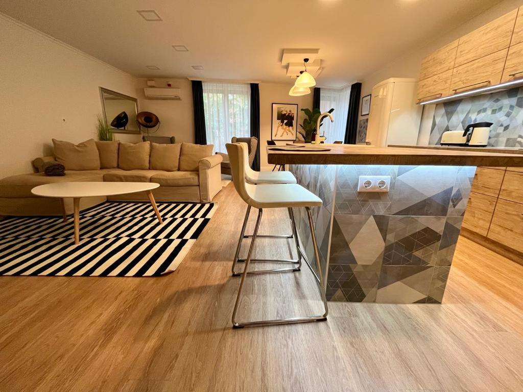 Ground Floor Park Bestern Сегед Екстериор снимка