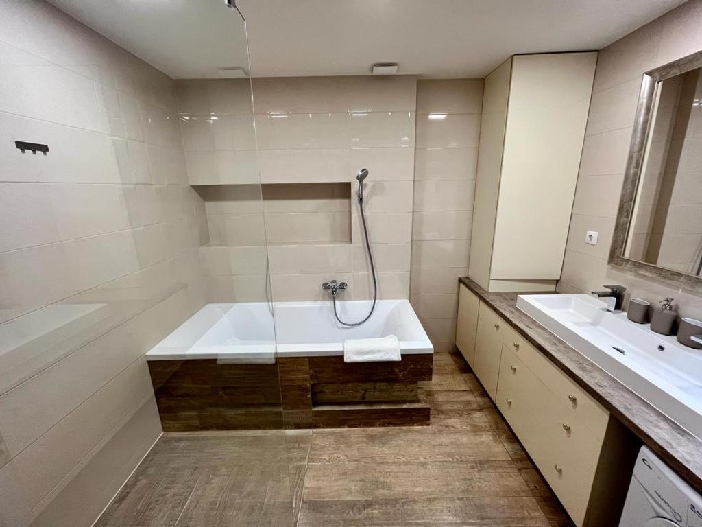 Ground Floor Park Bestern Сегед Екстериор снимка