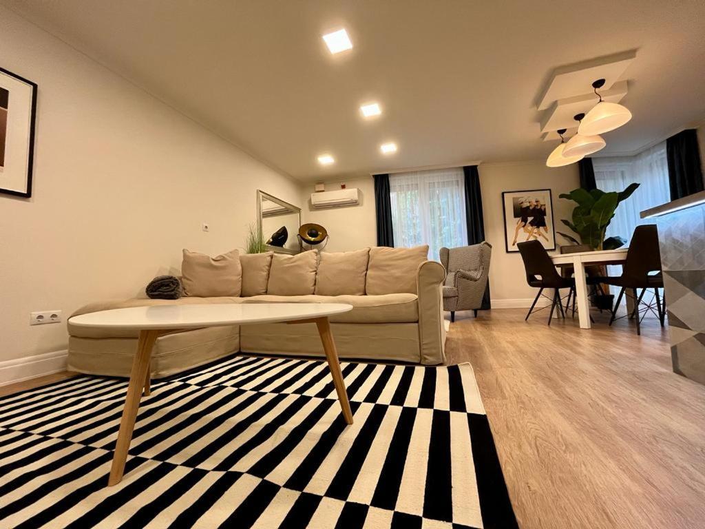 Ground Floor Park Bestern Сегед Екстериор снимка
